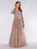 A long-sleeved gown composed of tulle and lace, highlighting a graceful and romantic aesthetic.